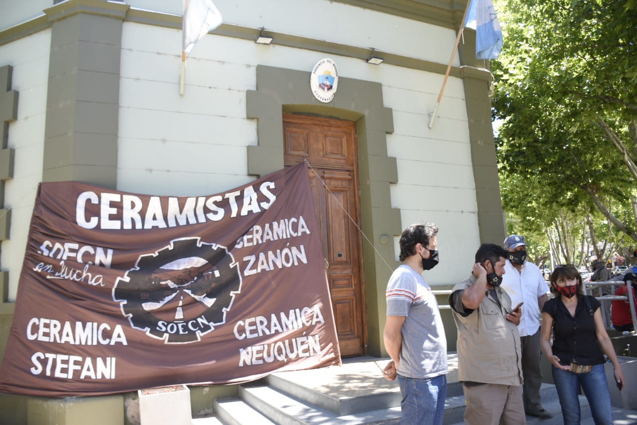 Los ceramistas piden al gobierno provincial que intervenga y de una solución al conflicto. ( Foto: Florencia Salto)