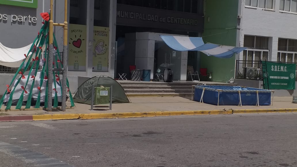 Los empleados municipales de Centenario marcharon esta mañana en reclamo por un aumento salarial. Tras no ser escuchados, permanecen fuera del Municipio. (Foto: Gentileza)
