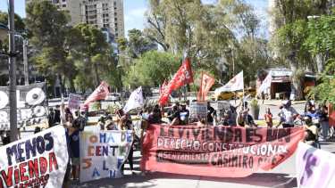 Referentes de las tomas de Neuquén entregaron notas en diferentes organismos,  exponiendo sus reclamos. Foto: Florencia Salto