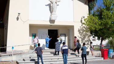 La imagen de ayer a la mañana en la capilla del López Lima, donde funciona el consultorio para casos respiratorios. (Foto: Juan Thomes)