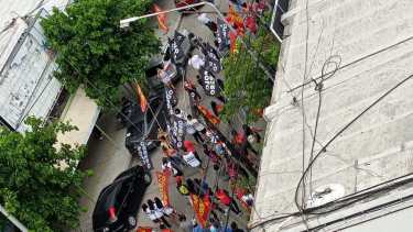 El Polo Obrero marchando por Neuquén. (Gentileza).-