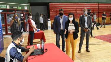 La ministra Peve cuando se mostró cómo será la campaña de vacunación en el estadio Ruca Che. (Archivo Florencia Salto).-