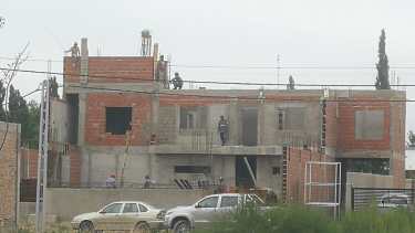 Vecinos de barrio Confluencia, denunciaron que estuvieron más obreros de los permitidos, según los protocolos sanitarios. Foto: Gentileza