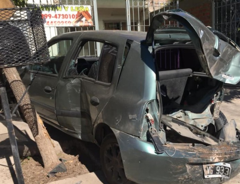 Chocó un auto estacionado en Neuquén y huyó de la escena. (Foto: Gentileza).