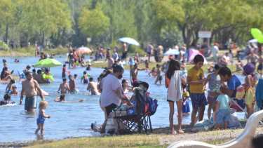 El Limay fue uno de los lugares más elegidos por los neuquinos. Foto: Yamil Regules. 