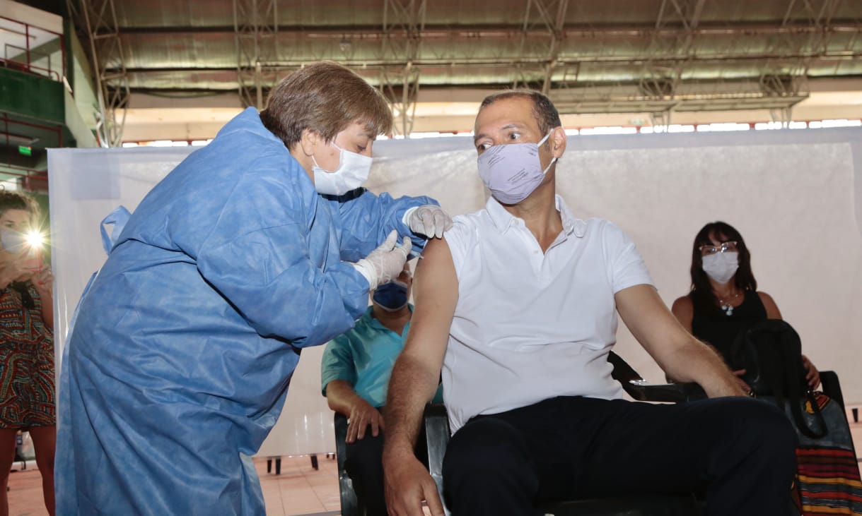 El gobernador Gutiérrez, la ministra Peve y el director del hospital Lammel se vacunaron contra el coronavirus. (Yamil Regules).-