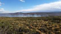 Imagen de Incendio en Loncopué: la lluvia ayudó un poco pero el viento reactivó las llamas