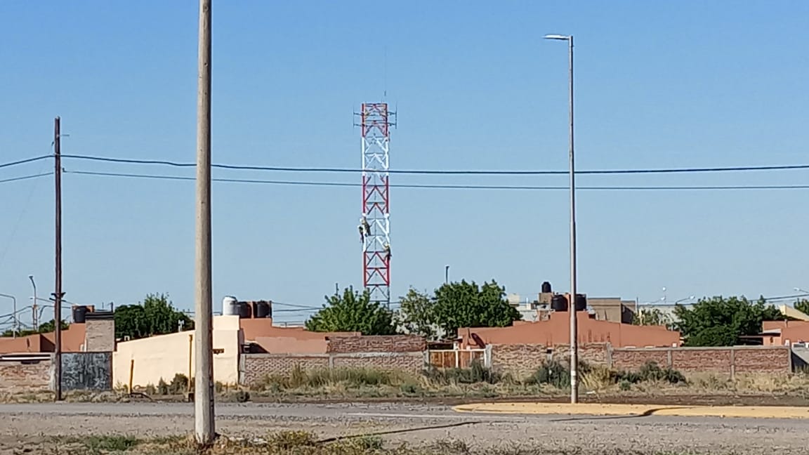 La comuna advirtió el movimiento de operarios sobre la antena. Foto Gentileza