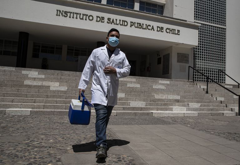 Chile recibirá 10.000 dosis de la vacuna de Pfizer para comenzar su campaña. (Gentileza).-