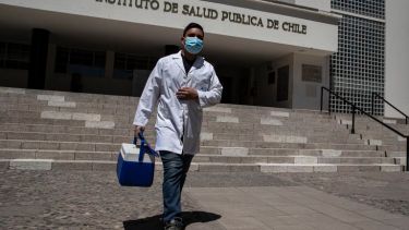 Chile recibirá 10.000 dosis de la vacuna de Pfizer para comenzar su campaña. (Gentileza).-