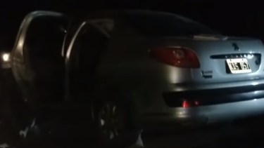 El Peugeot 207 impactó contra el muro de contención. 