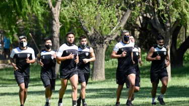 El Albinegro se sube al tren de una nueva ilusión. Hay plantel renovado y nuevo cuerpo técnico para este breve certamen.  (Foto: Florencia Salto)