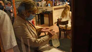 Bares, restaurantes y confiterías podrán extender una hora su horario de atención al público.