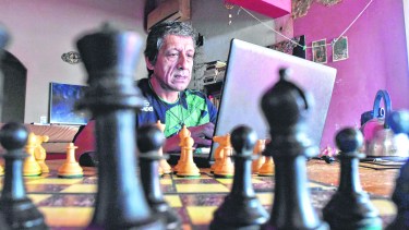 Jaque mate al aislamiento. Ernesto Barrios desde Río Colorado coordina partidas online. (Foto Jorge Tanos)