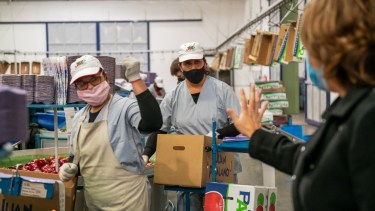 La gobernadora Arabela Carreras celebró la decisión de bajar a 0 las retenciones a la exportación de peras y la producción ovina y caprina. Foto Gobierno de RN. 