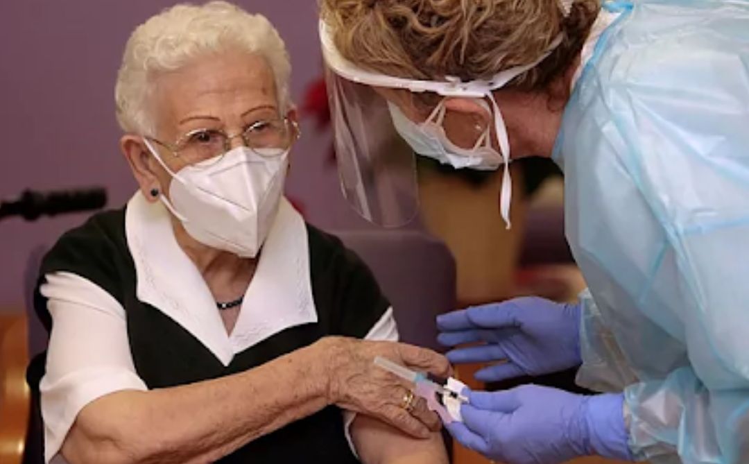 La primera española en ser vacunada hoy fue Araceli, de 96 años.