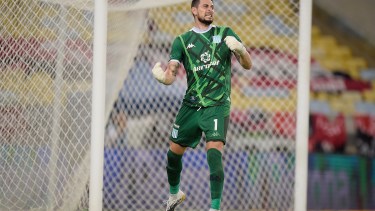 Arias festeja tras atajar el cuarto remate de Flamengo. Luego, Fabricio Domínguez anotaría el quinto penal. 