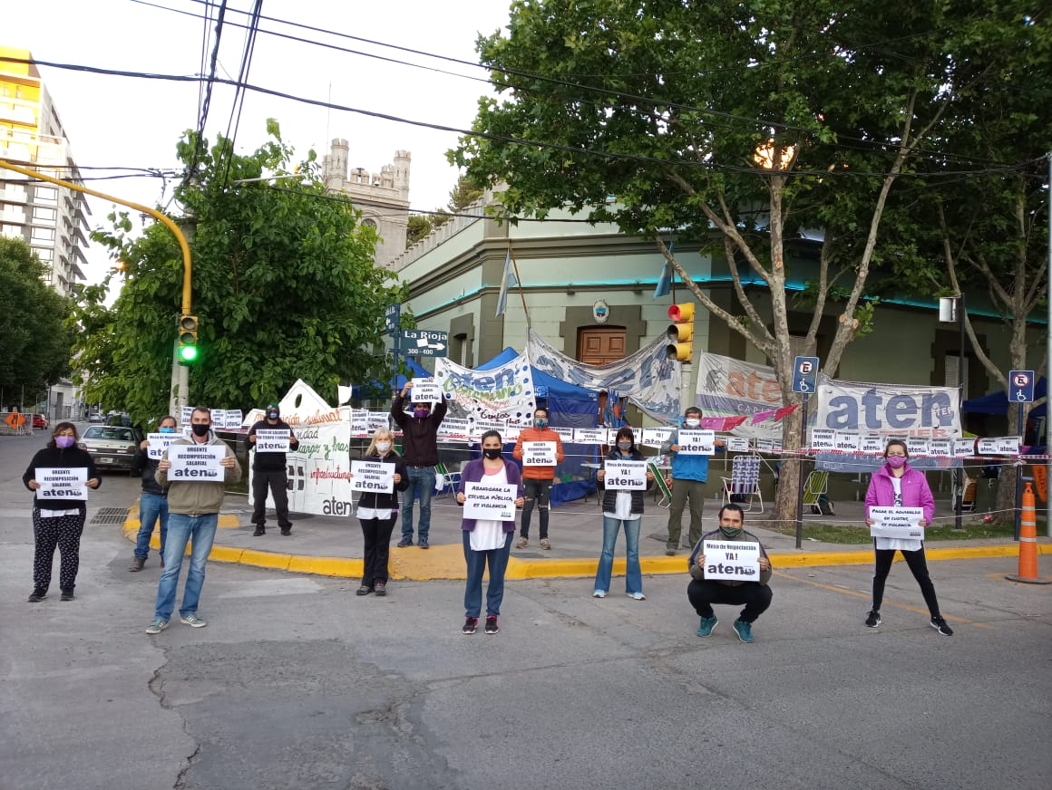 La dirigencia de ATEN permanece en Casa de Gobierno esperando una respuesta a sus reclamos. (foto: gentileza)