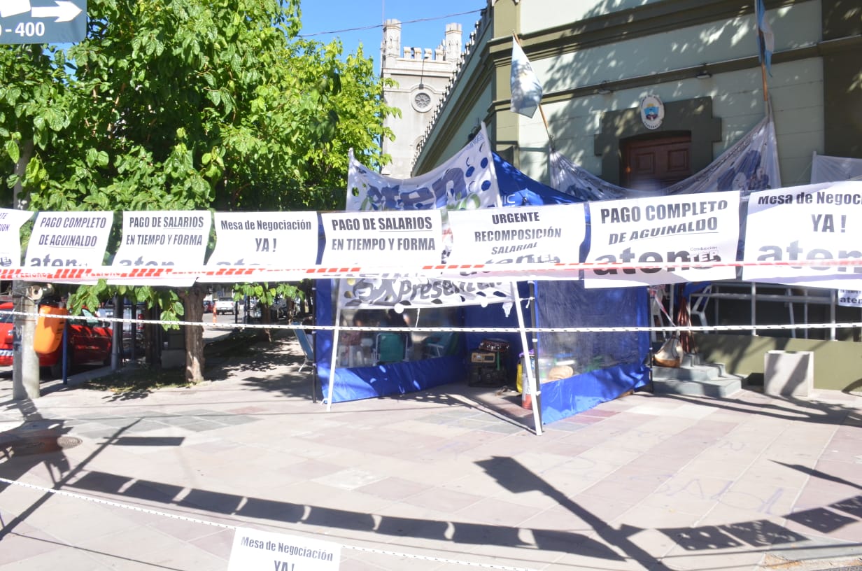 La dirigencia de ATEN permanece en Casa de Gobierno esperando una respuesta a sus reclamos. Foto: Yamil Regules