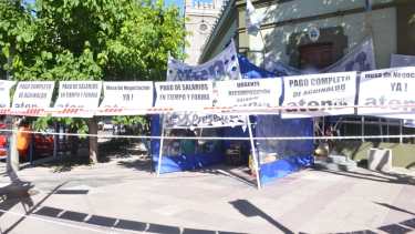 La dirigencia de ATEN permanece en Casa de Gobierno esperando una respuesta a sus reclamos. Foto: Yamil Regules