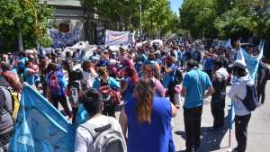 ATEN y Barrios de Pie acampan en Casa de Gobierno