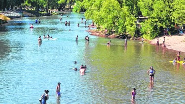 Los balnearios capitalinos son la principal atracción para los regionales. La zona costera se triplicó en el último año. El 25 hubo 40.000 neuquinos en las costas. (foto: Yamil Regules) 