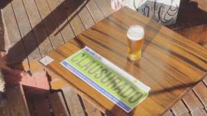 Insólito: clausuraron un bar por vender cerveza en vasos más grandes que los permitidos