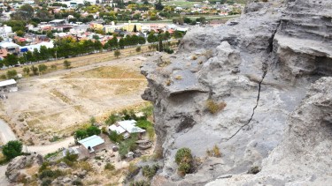 En 2015 se detectaron fisuras en la barda, que ponían en riesgo viviendas en el barrio La Graava. (Foto Néstor Salas)