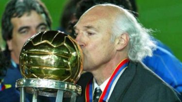 Carlos Bianchi besa la Copa tras ganarle al Milan. 