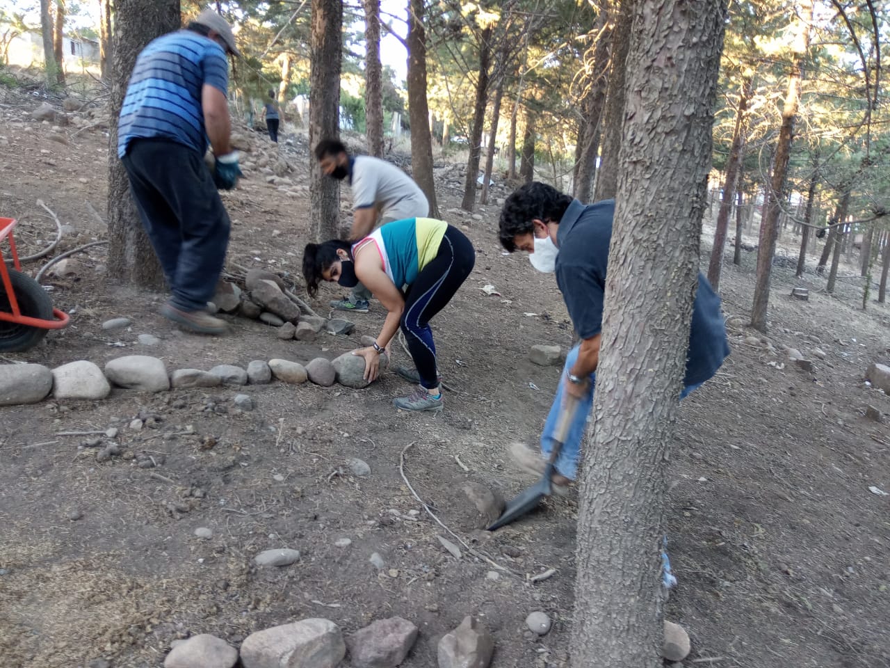 Tras reunirse con el intendente, los vecinos pusieron manos a la obra para comenzar con la puesta en valor del bosque comunal de Andacollo. (foto: gentileza)