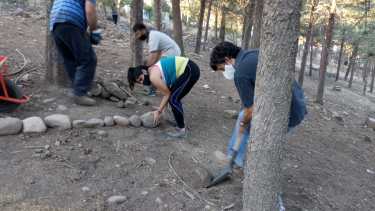 Tras reunirse con el intendente, los vecinos pusieron manos a la obra para comenzar con la puesta en valor del bosque comunal de Andacollo. (foto: gentileza)