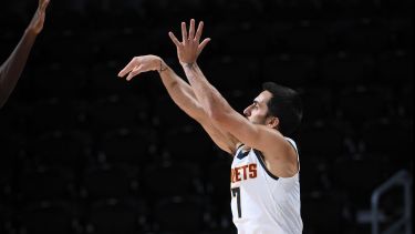 Campazzo en uno de sus intentos de tres puntos. No anotó pero dio varias asistencias. 