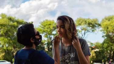 Una maquilladora y dos peluqueros se sumaron a este evento solidario. Foto: Carla Spaiger.