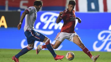 El colombiano enganchará y la clavará en el ángulo superior izquierdo del arquero Mejías. 