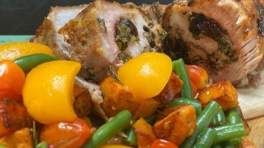 Carré de cerdo relleno y ensalada tibia