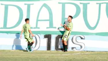 Aguirre festeja en la bandera que recuerda al Diego. Emocionante. Foto: Daniel Arias