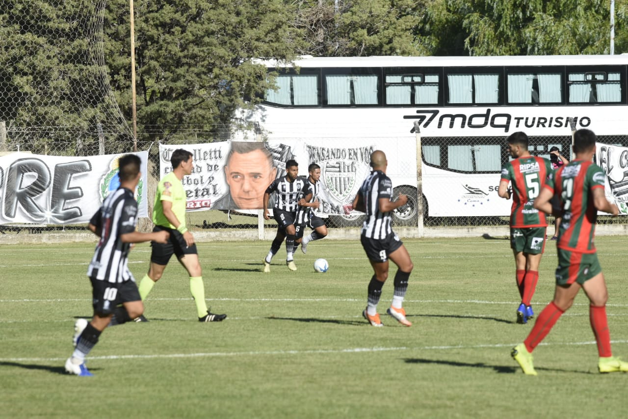 Mellado con la pelota contra Círculo Deportivo. Foto: Juan Thomes. 