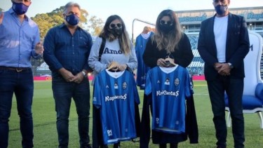 Dos de las hijas de Diego, presentes en el Bosque para el homenaje a su papá. 