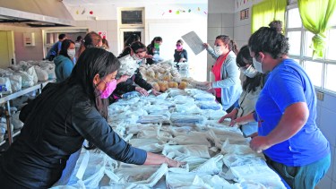 Docentes neuquinos armaron módulos alimentarios y educativos para repartir casa por casa. (Foto Florencia salto)