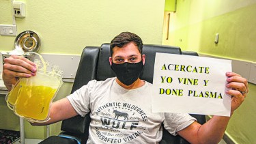 El gesto solidario supremo del que estuvo enfermo y se recuperó. (Foto Juan Thomes)