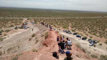 Las bardas fue el lugar ideal elegido por los roquenses para ver el eclipse.