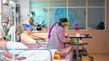 Cuerpo a cuerpo con el coronavirus, comprometiendo la vida propia por la del paciente. (Foto Juan Thomes)