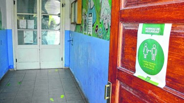 Uno de los carteles requeridos por el protocolo médico sanitario. Foto: Marcelo Ochoa.