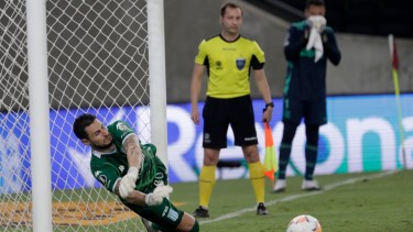 El arquero Gabriel Arias del Racing Club detiene un disparo del brasileño Flamengo Willian Arao durante la tanda de penales en el partido de vuelta de los octavos de final de la Copa Libertadores en el estadio Maracaná. Foto: AP