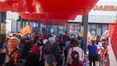 La columna recorrió los principales supermercados de la ciudad. (foto: Juan Thomes)