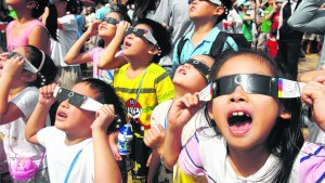 Los cuidados que hay que tener para mirar el eclipse sin dañar los ojos
