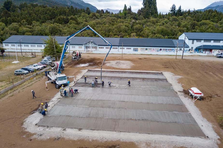 La empresa Alusa SA hizo la plantea y las veredas perimetrales donde se instalará el centro sanitario modular en Bariloche. (foto gentileza)
