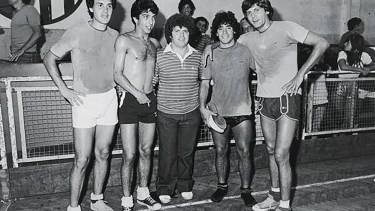 Después del partido en Mar del Plata Ricardo Darín y Carlín Calvo posan para la foto con Diego Maradona y quien en era el manager del 10 en ese momento, Jorge Cyterszpiler.