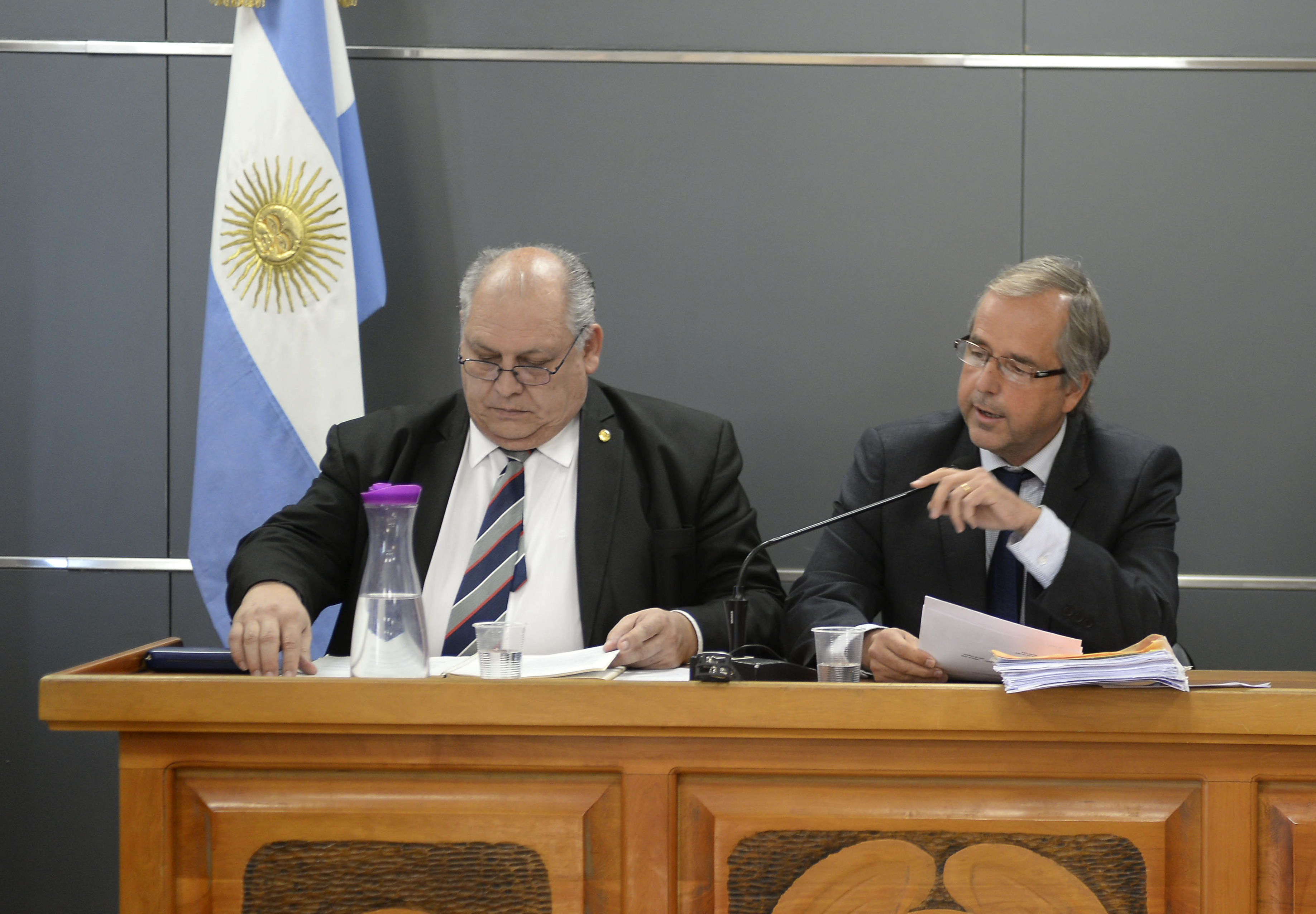 El juez Gregor Joos (a la derecha) votó por declarar culpable al imputado, junto con el magistrado Juan Martín Arroyo, pero su colega Héctor Leguizamón Pondal (a la izquierda) no coincidió con la mayoría. (foto archivo)