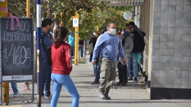 El 24 y 31 hará horario reducido en los comercios de Regina. (Foto Néstor Salas)